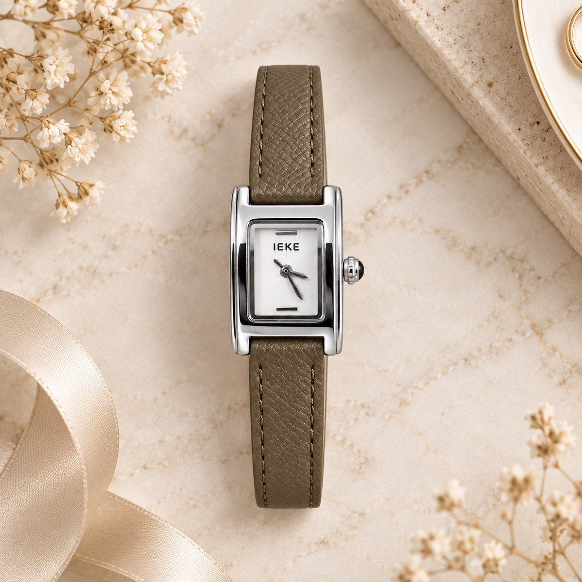 Montre Éclat Rectangulaire Argentée – Bracelet Taupe & Cadran Ivoire
