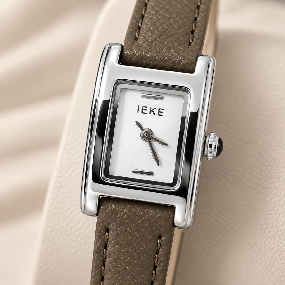 Montre Éclat Rectangulaire Argentée – Bracelet Taupe & Cadran Ivoire