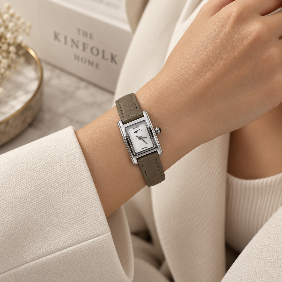 Montre Éclat Rectangulaire Argentée – Bracelet Taupe & Cadran Ivoire