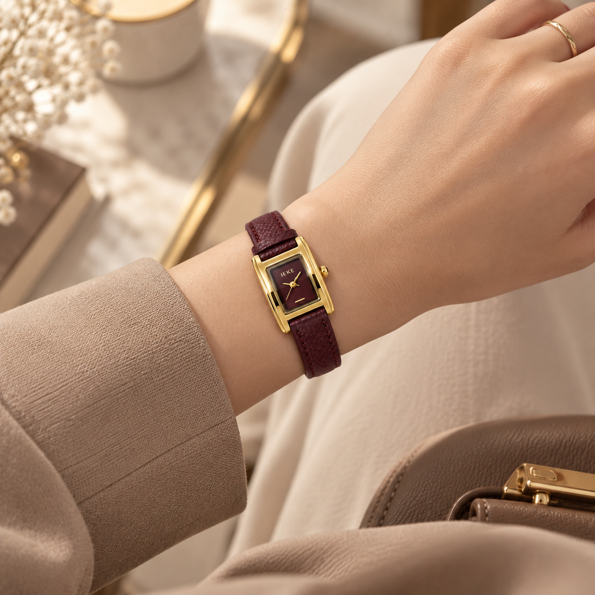Montre Éclat Rectangulaire Dorée – Bracelet Bordeaux & Cadran Bordeaux