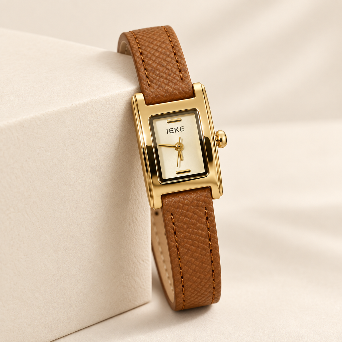 Montre Éclat Rectangulaire Dorée – Bracelet Camel & Cadran Ivoire