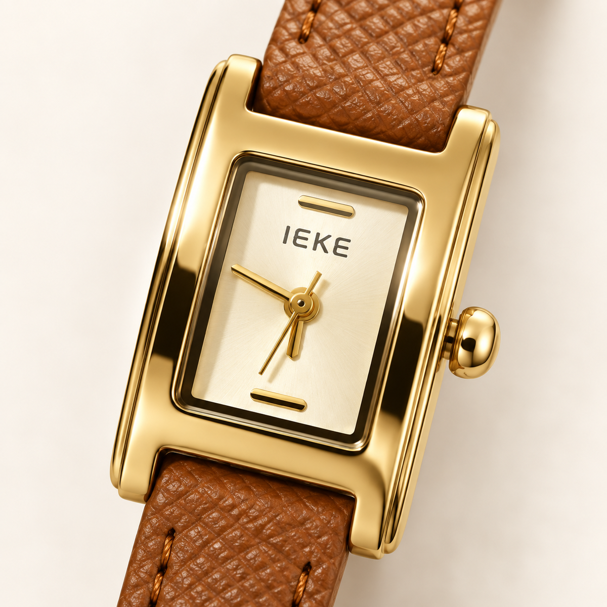 Montre Éclat Rectangulaire Dorée – Bracelet Camel & Cadran Ivoire