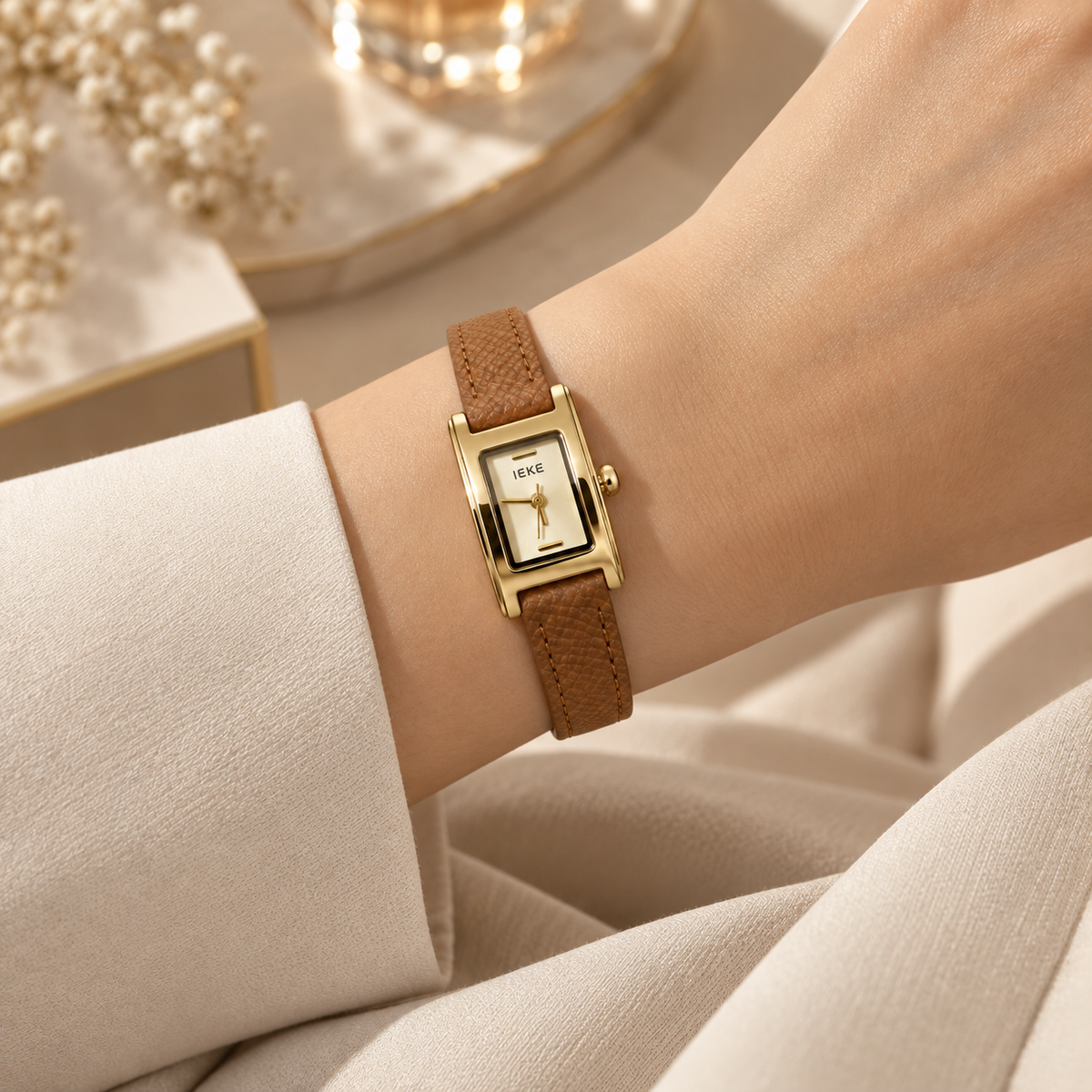 Montre Éclat Rectangulaire Dorée – Bracelet Camel & Cadran Ivoire