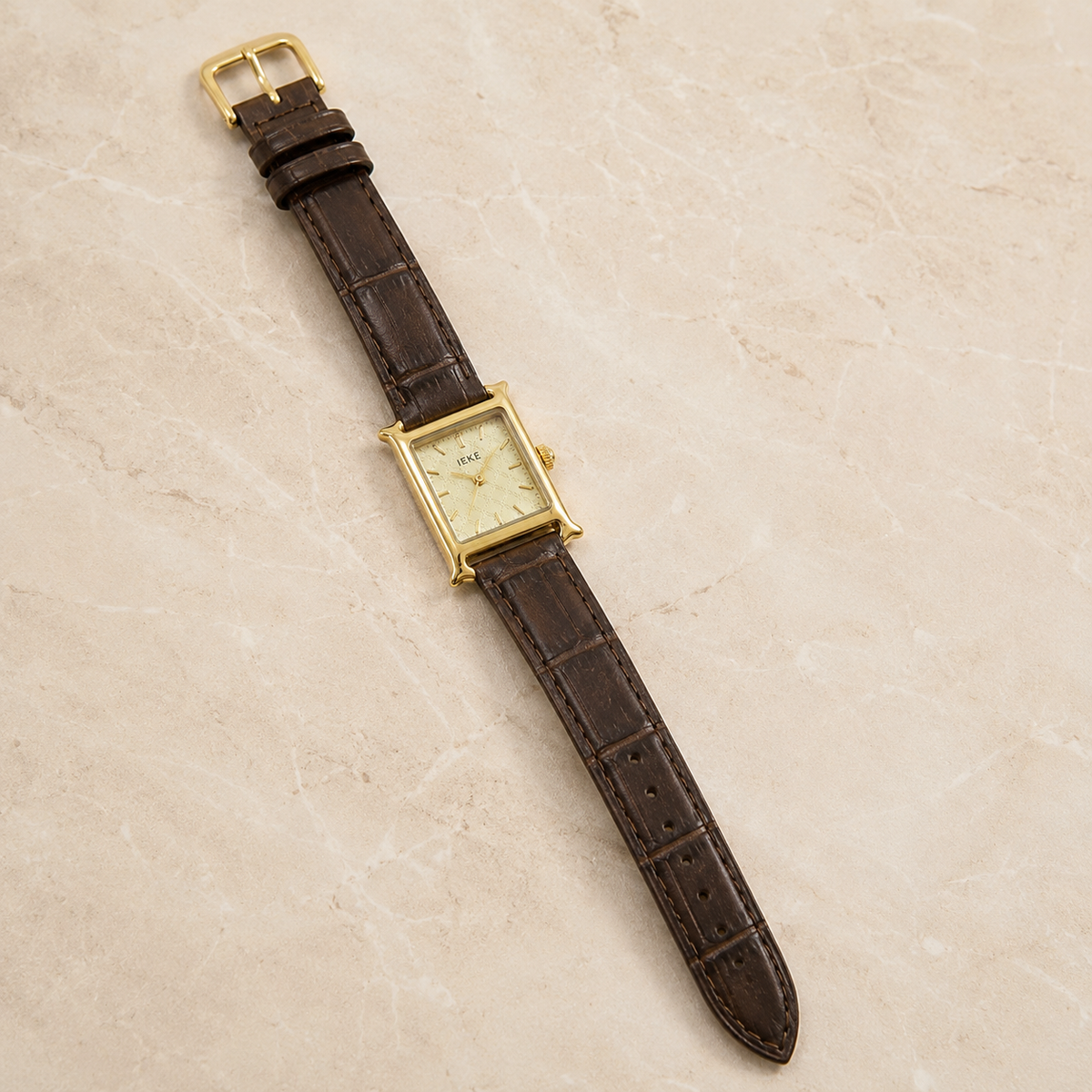 Montre Éclat Rectangulaire Dorée – Bracelet Croco Marron & Cadran Champagne