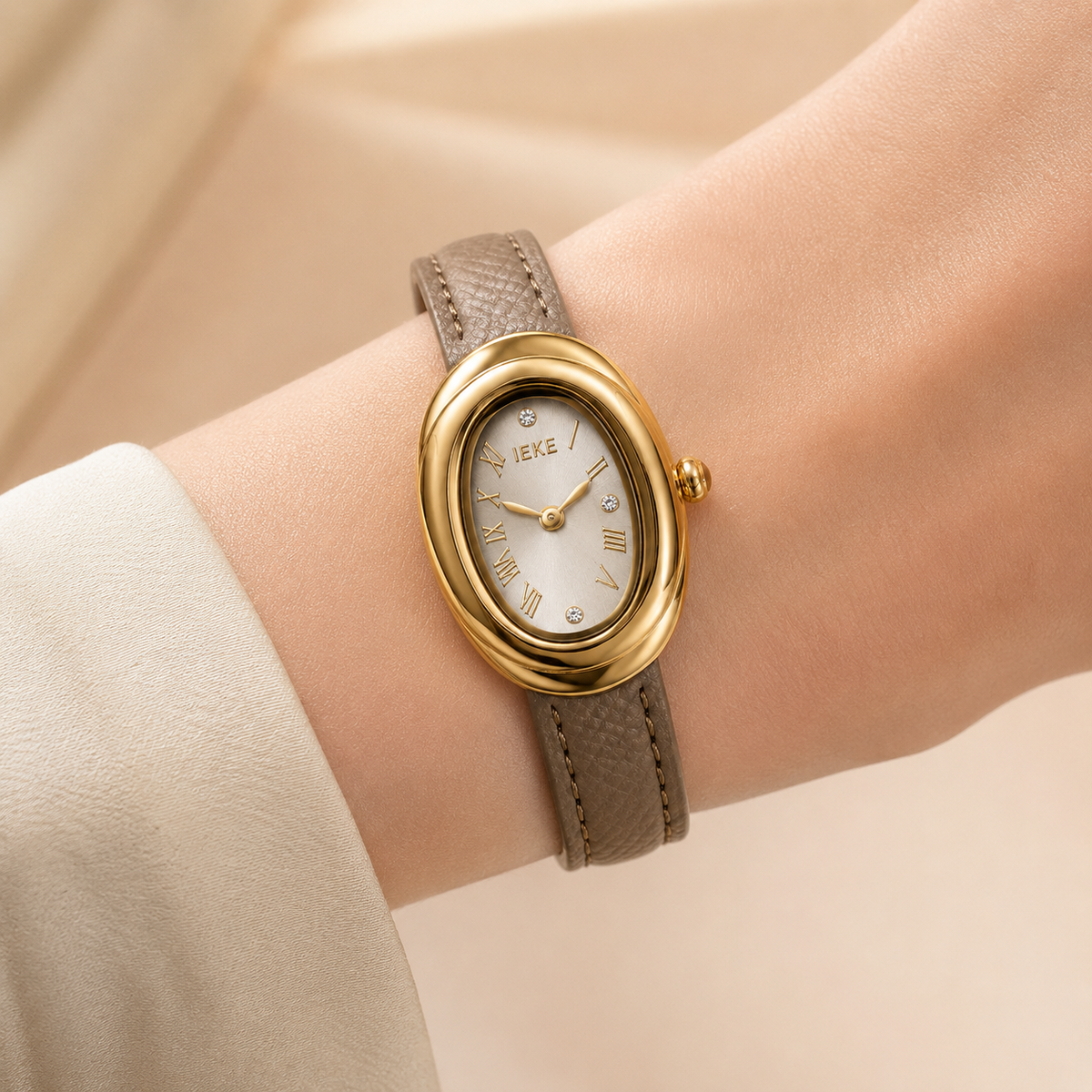 Montre Éclat Ovale Dorée – Bracelet Taupe & Cadran Champagne
