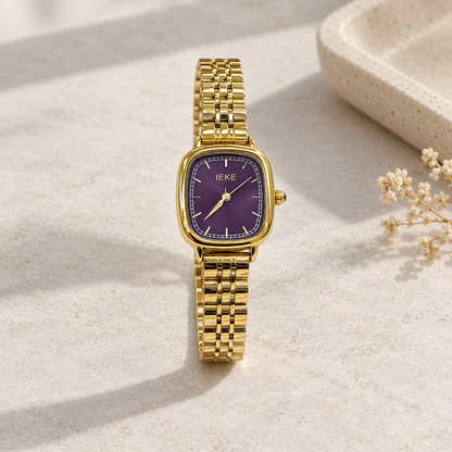 Montre Éclat Rectangulaire Dorée, cadran violet – Présentation sur pierre claire