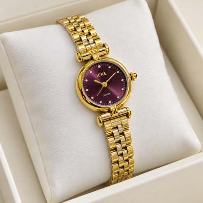Montre Éclat Ronde Dorée, cadran violet – Détail sur coussin
