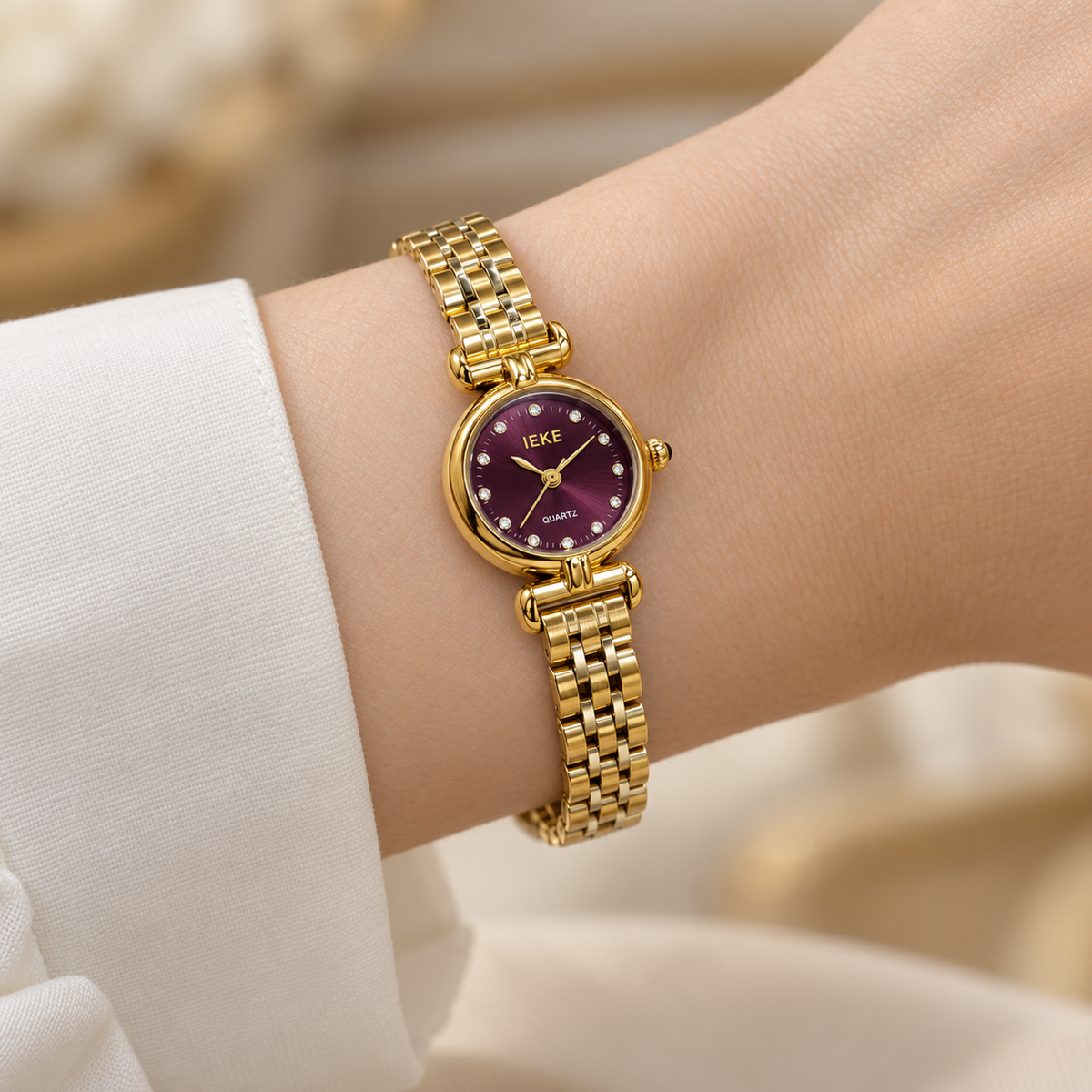 Montre Éclat Ronde Dorée, cadran violet – Portée au poignet