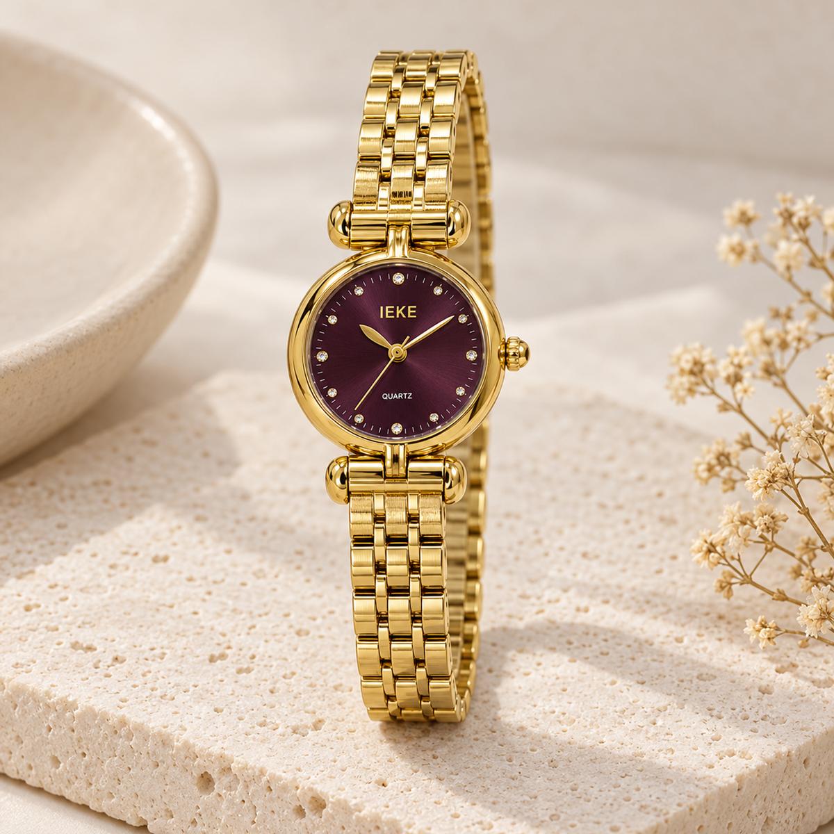 Montre Éclat Ronde Dorée, cadran violet – Présentation sur pierre claire
