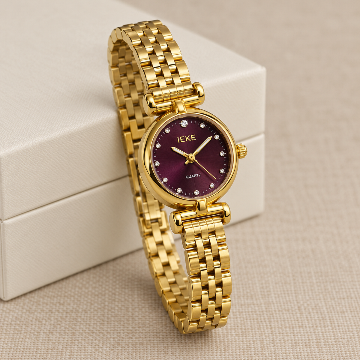 Montre Éclat Ronde Dorée, cadran violet – Détail du cadran QUARTZ et du bracelet