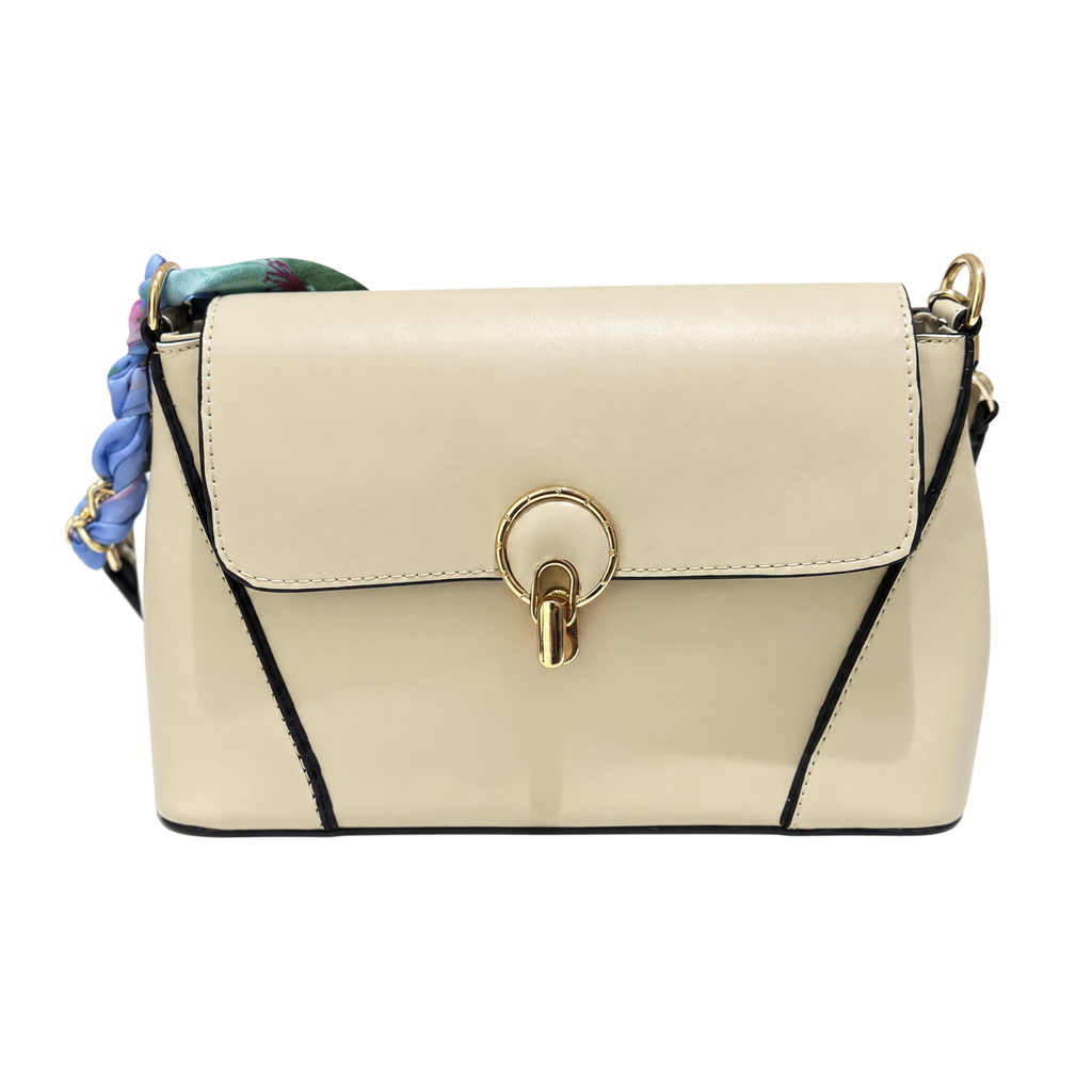 Sac Romane Élégance beige à rabat et boucle dorée sur fond blanc